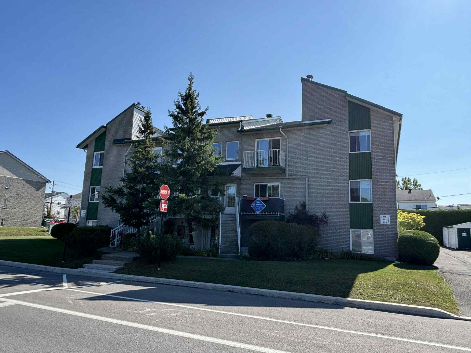 1202 Av. du Parc — photo 1
