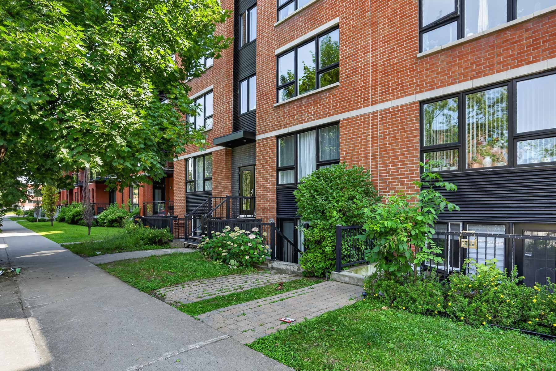 2400 Av. Aird (#2) — photo 2