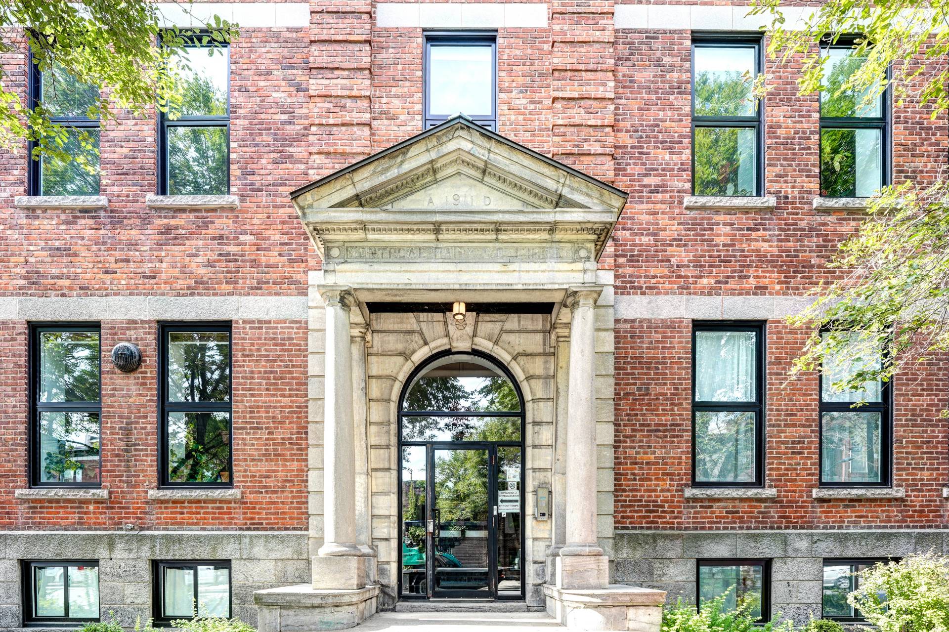 1930 Av. Papineau (#102) — photo 1