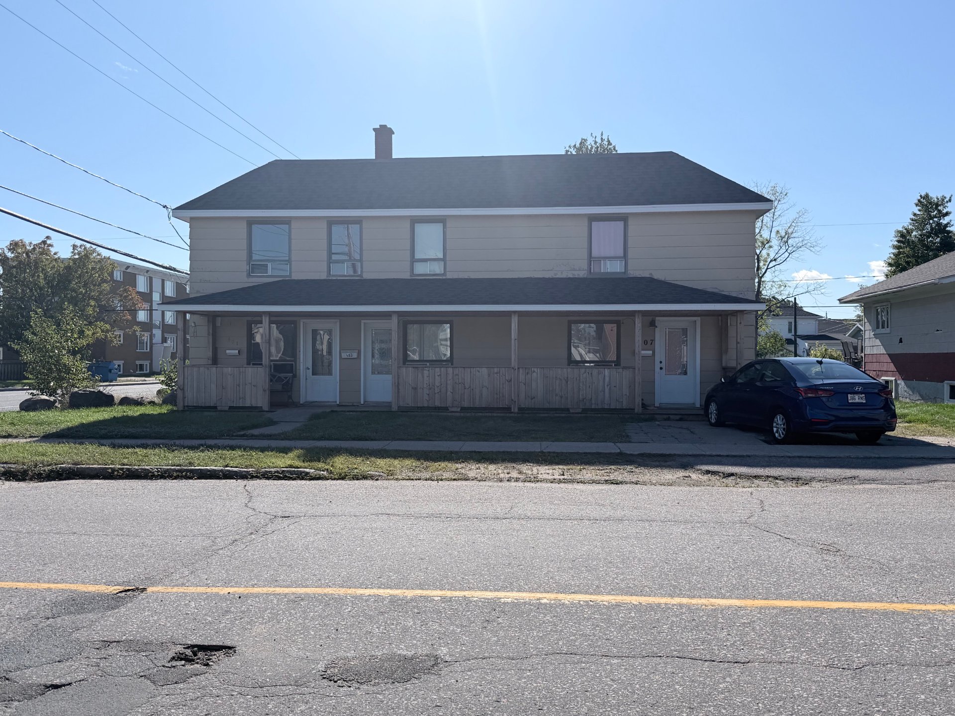 401-407 Av. Évangéline — photo 1