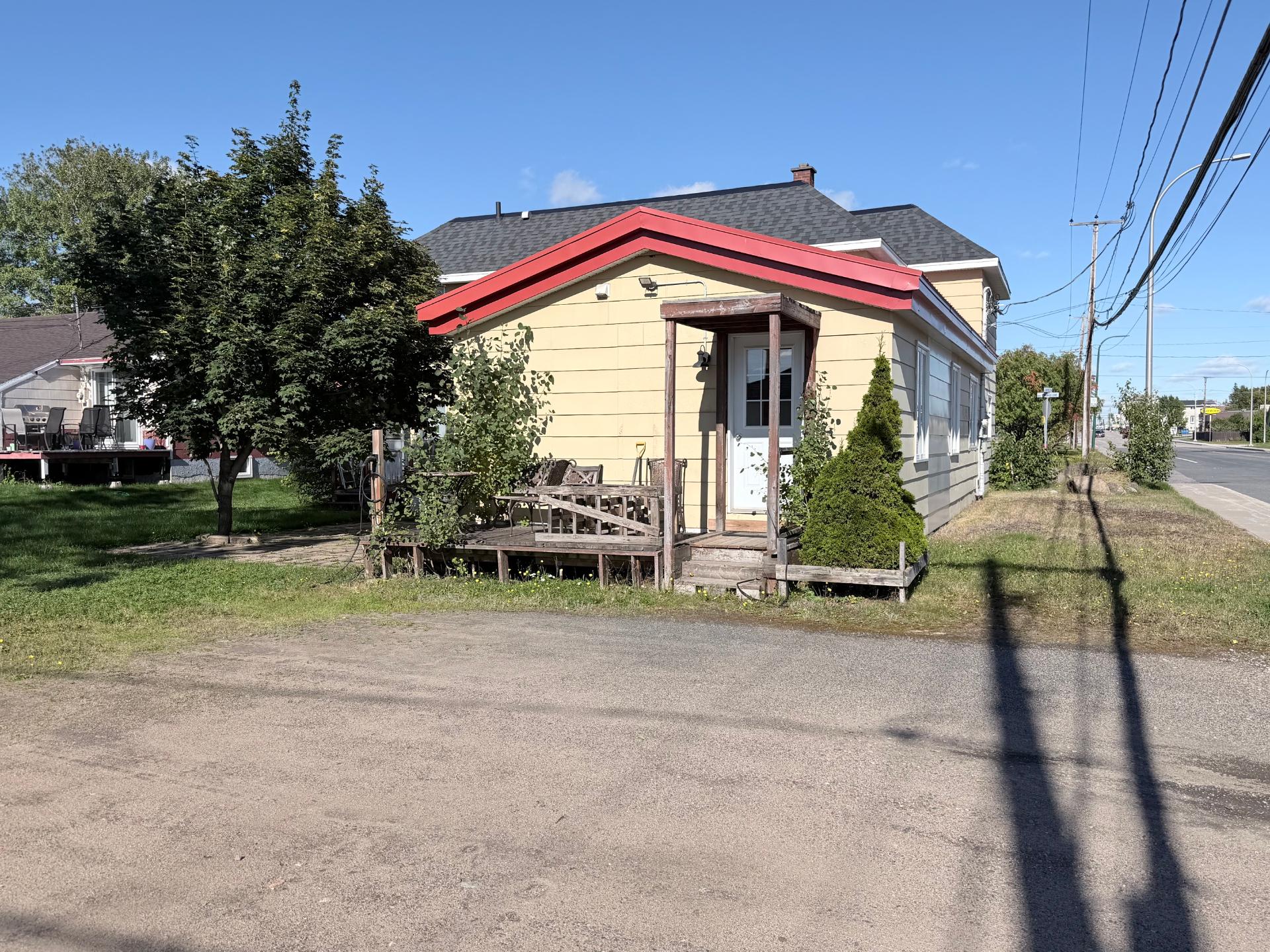 401-407 Av. Évangéline — photo 3
