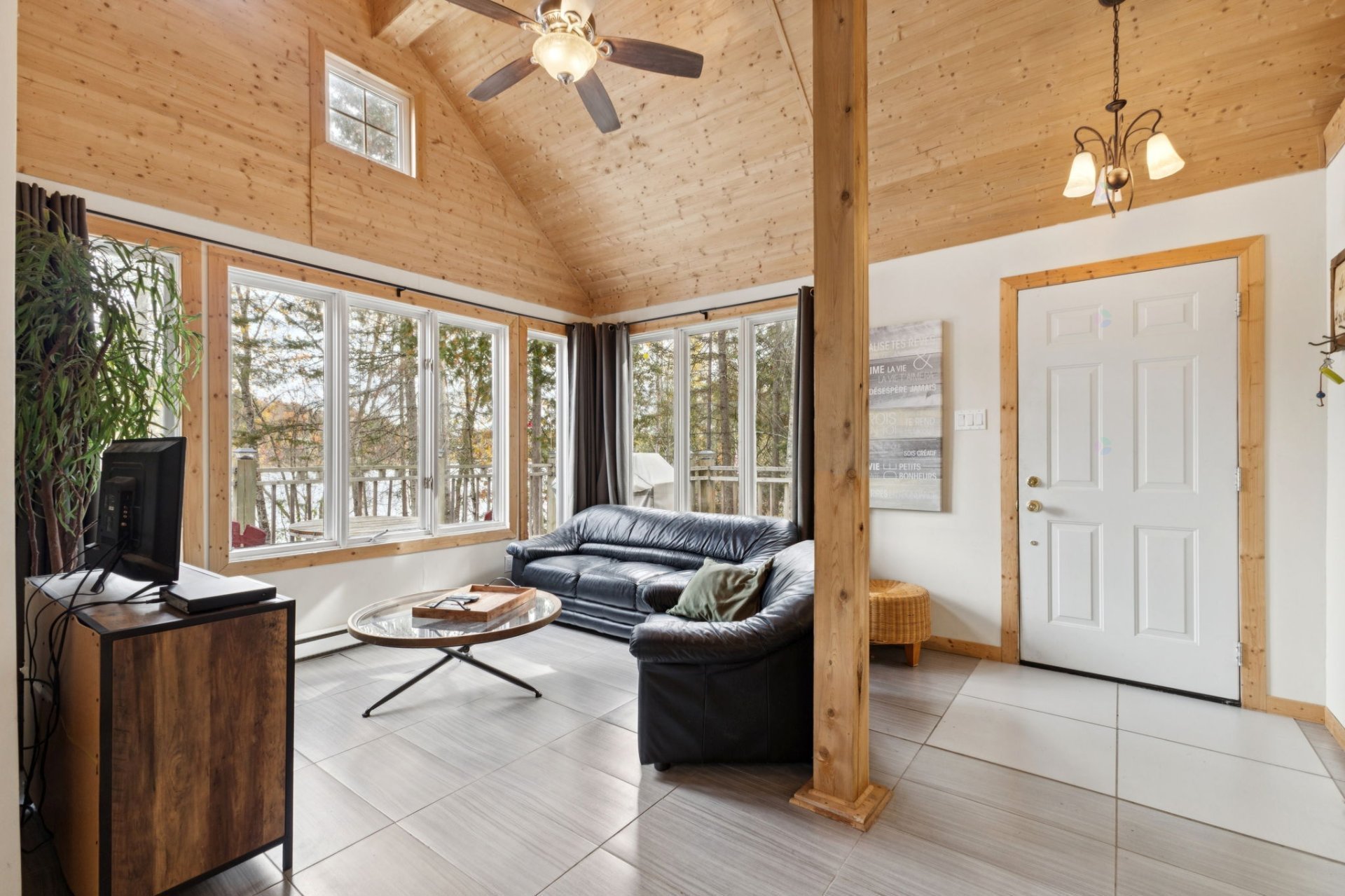 54 Ch. Charbonneau — photo 3