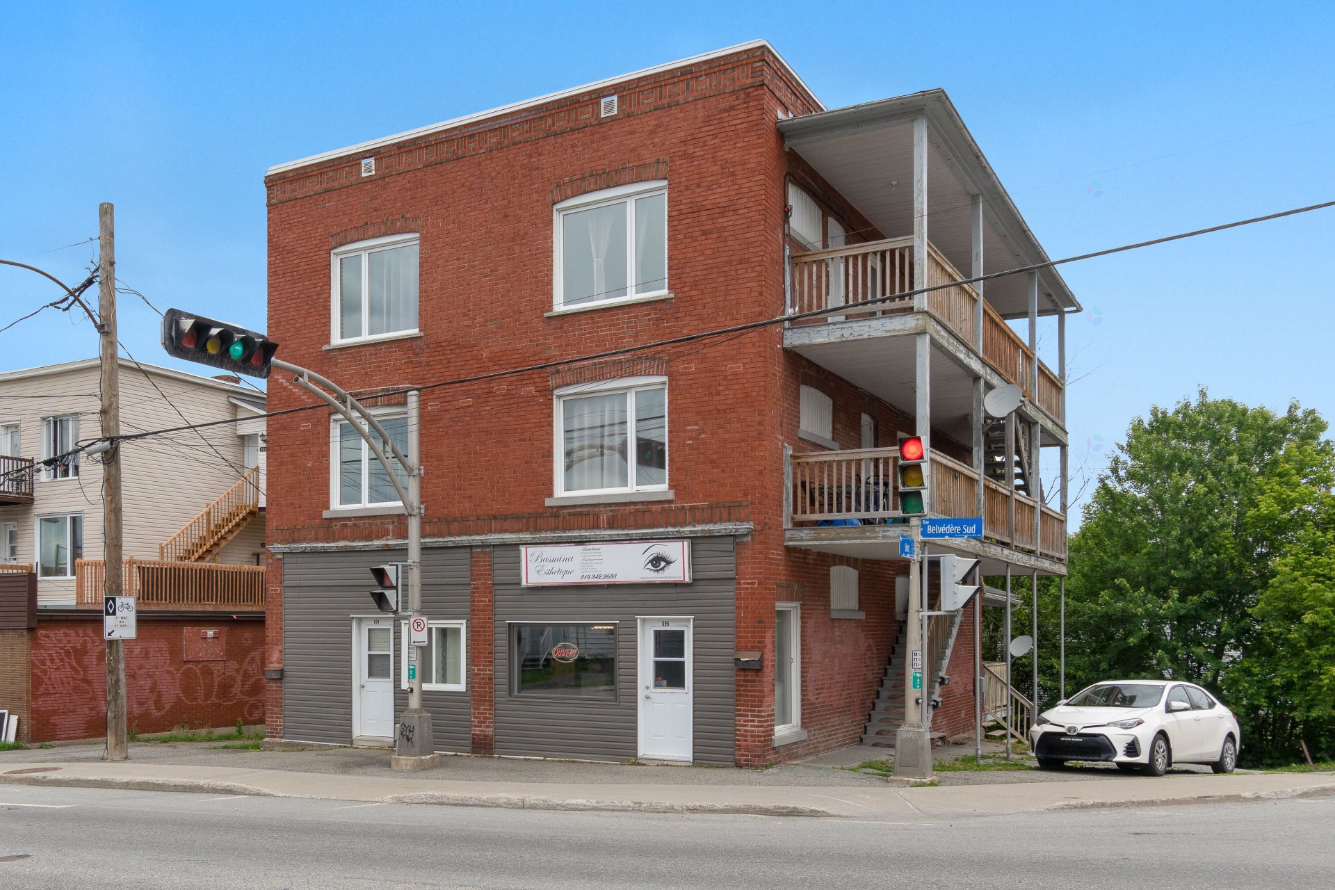 894-896 Rue Belvédère S. — photo 1