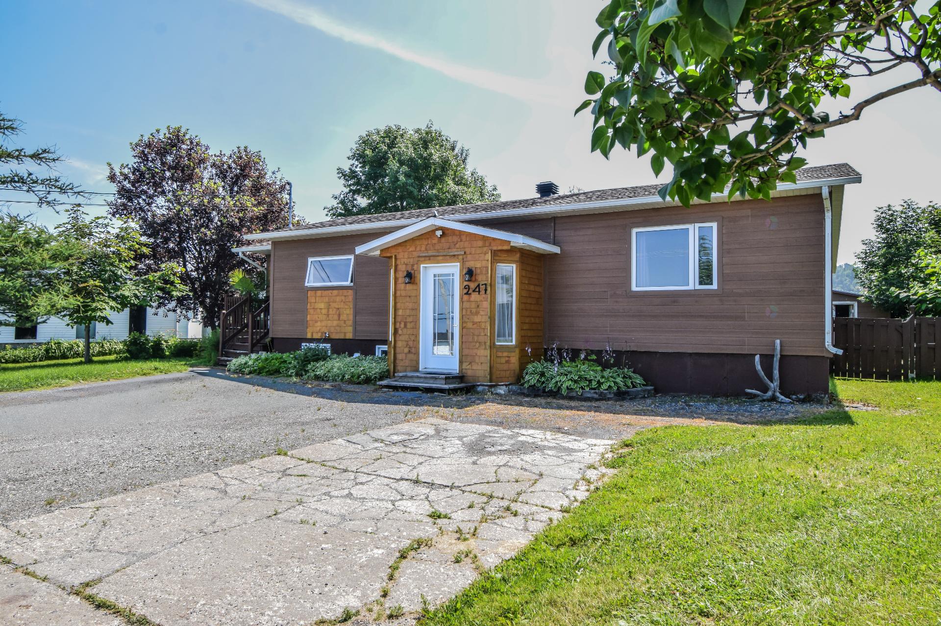 247 1re Avenue E. — photo 1