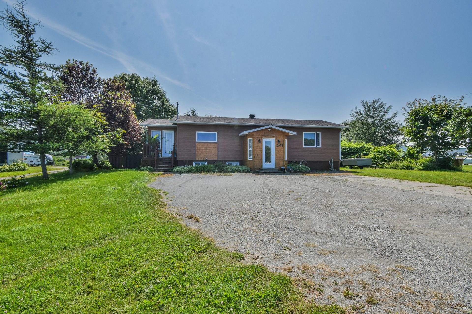 247 1re Avenue E. — photo 2