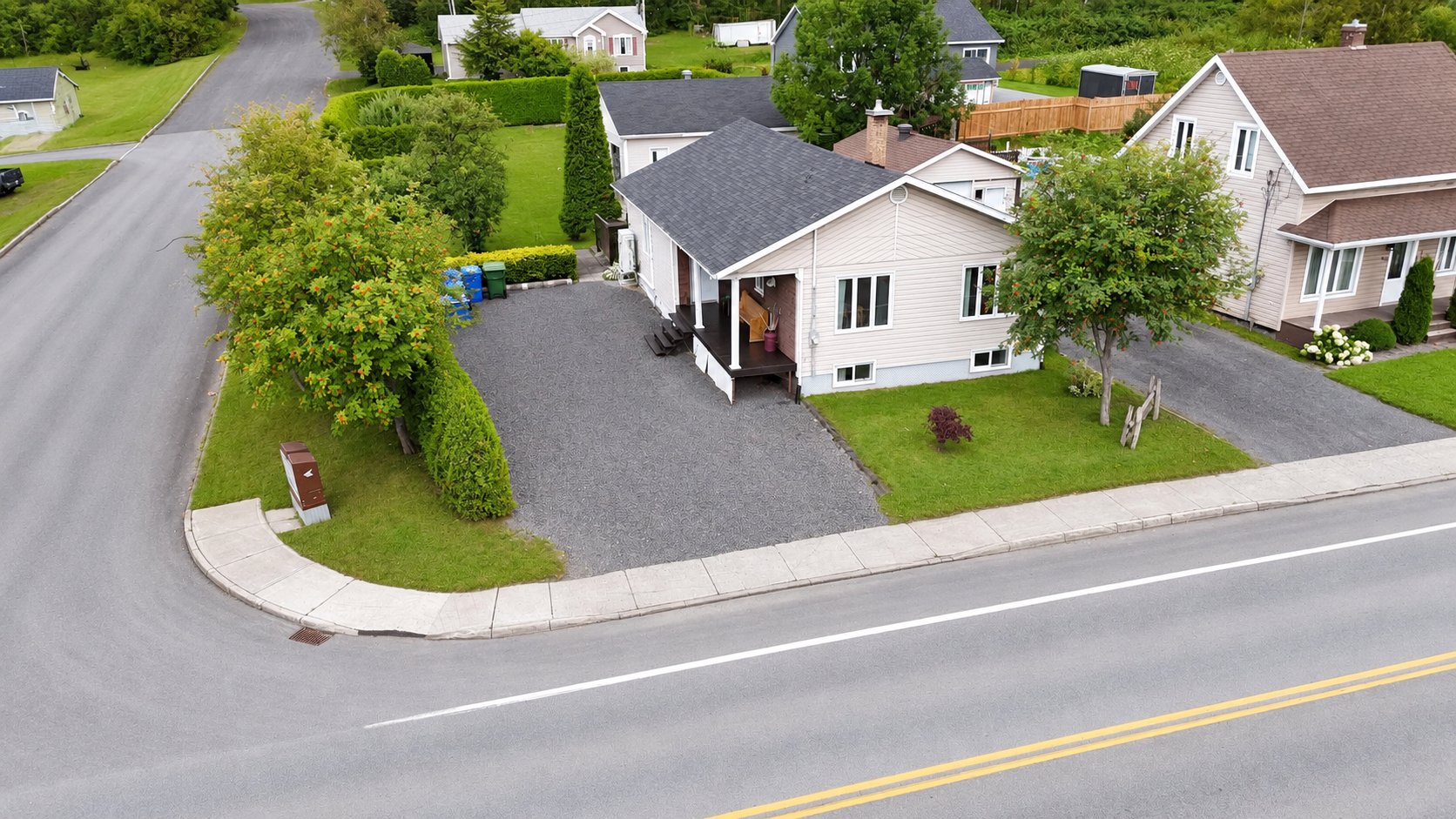 114 Boul. St-Benoit E. — photo 3