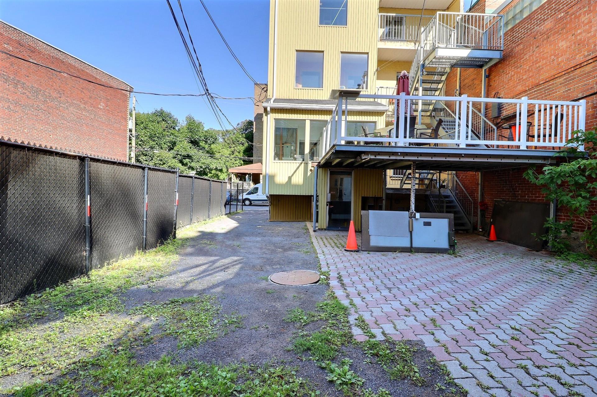 219-235 Rue Saunders — photo 3
