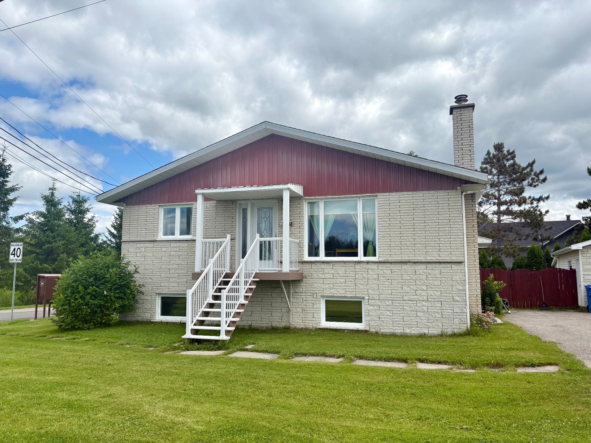 3681 Av. du Pont N. — photo 1