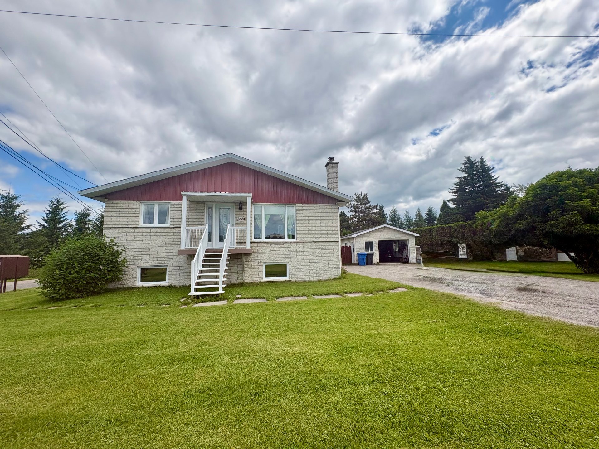 3681 Av. du Pont N. — photo 2