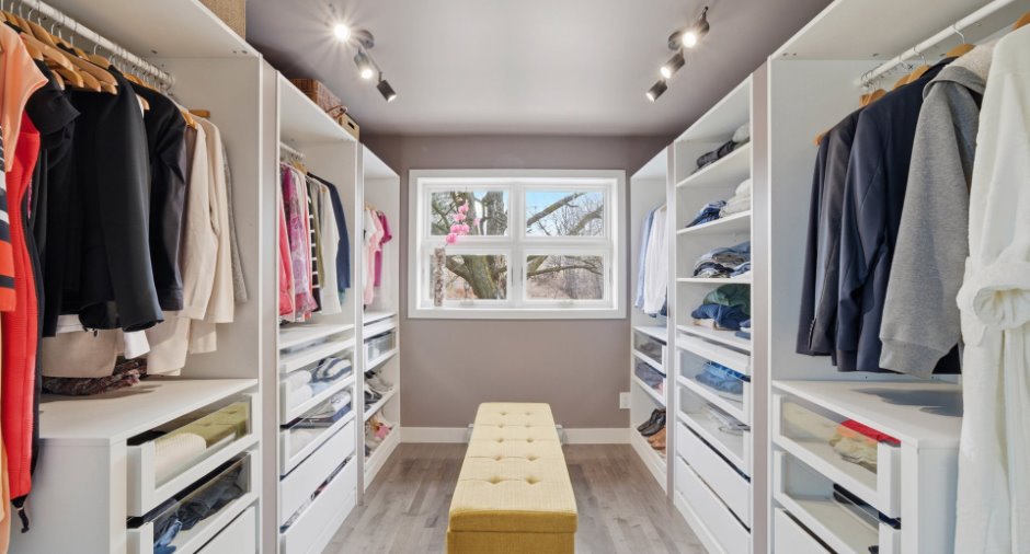 Walk-in closet