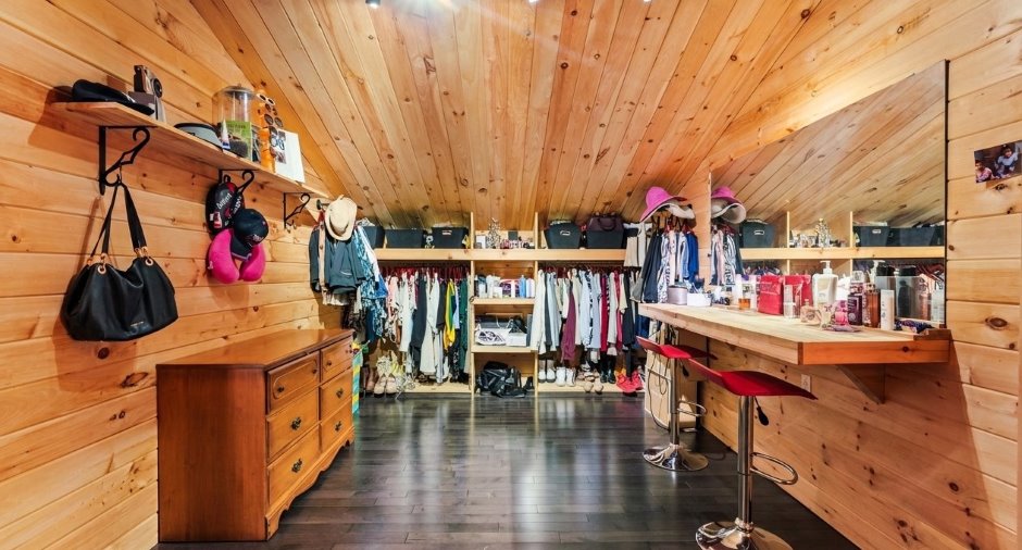Walk-in closet