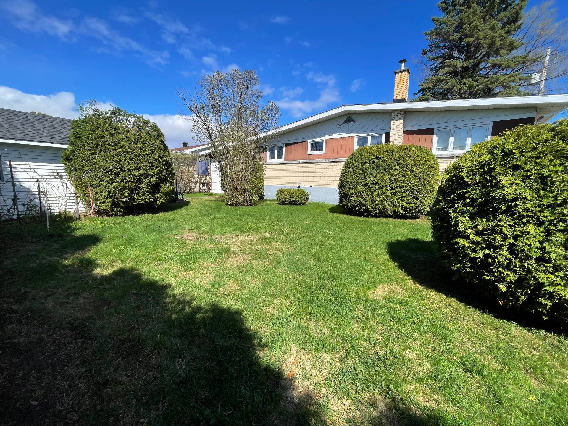 1060 Av. des Myrtilles — photo 3