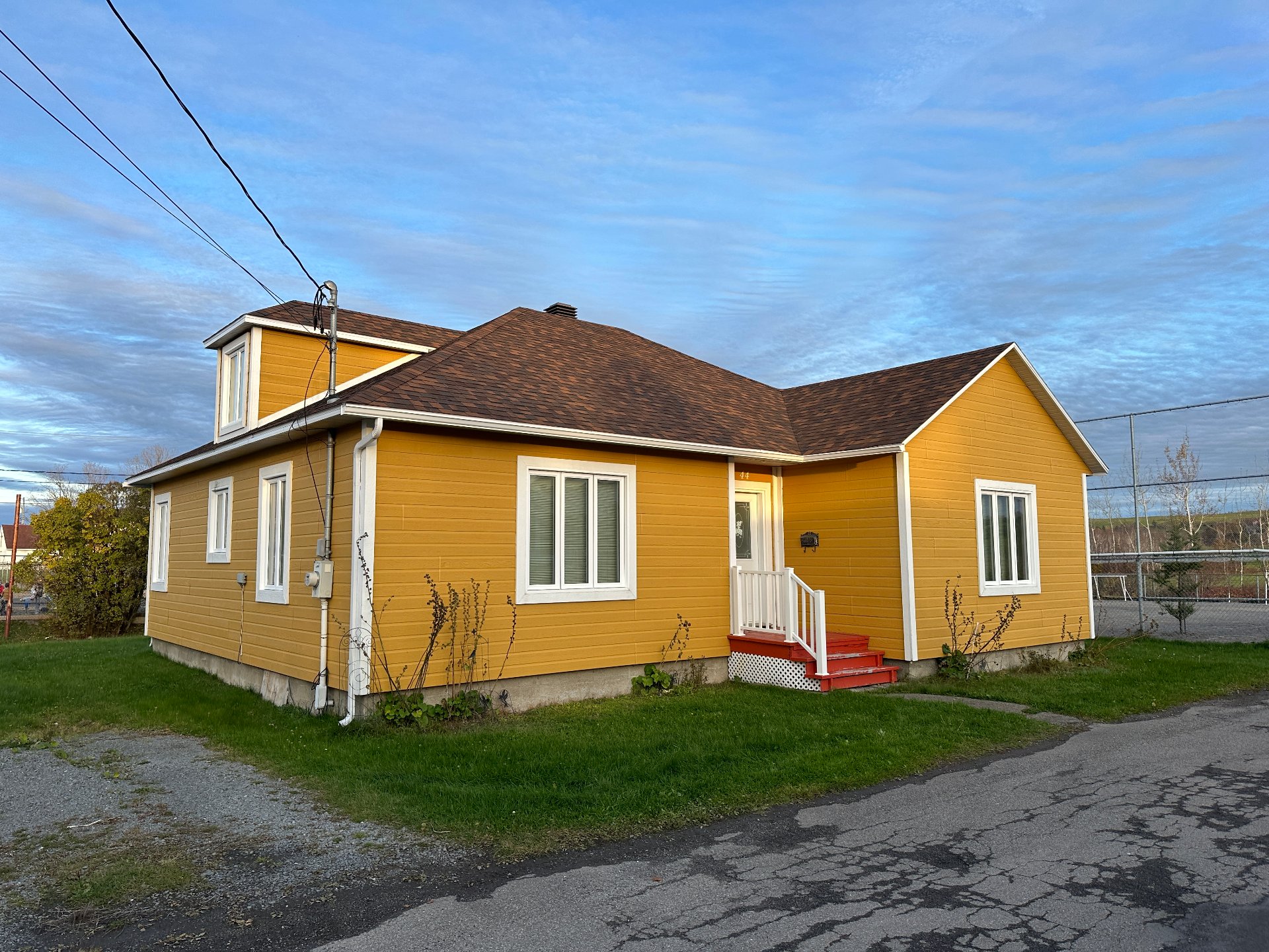 One-and-a-half-storey house for sale, Saint-Anaclet-de-Lessard