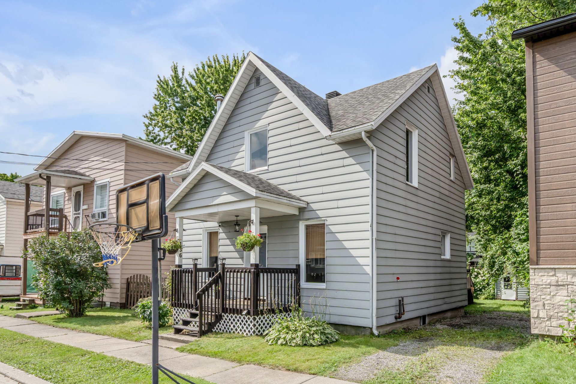 136 Av. Jacques-Cartier — photo 2