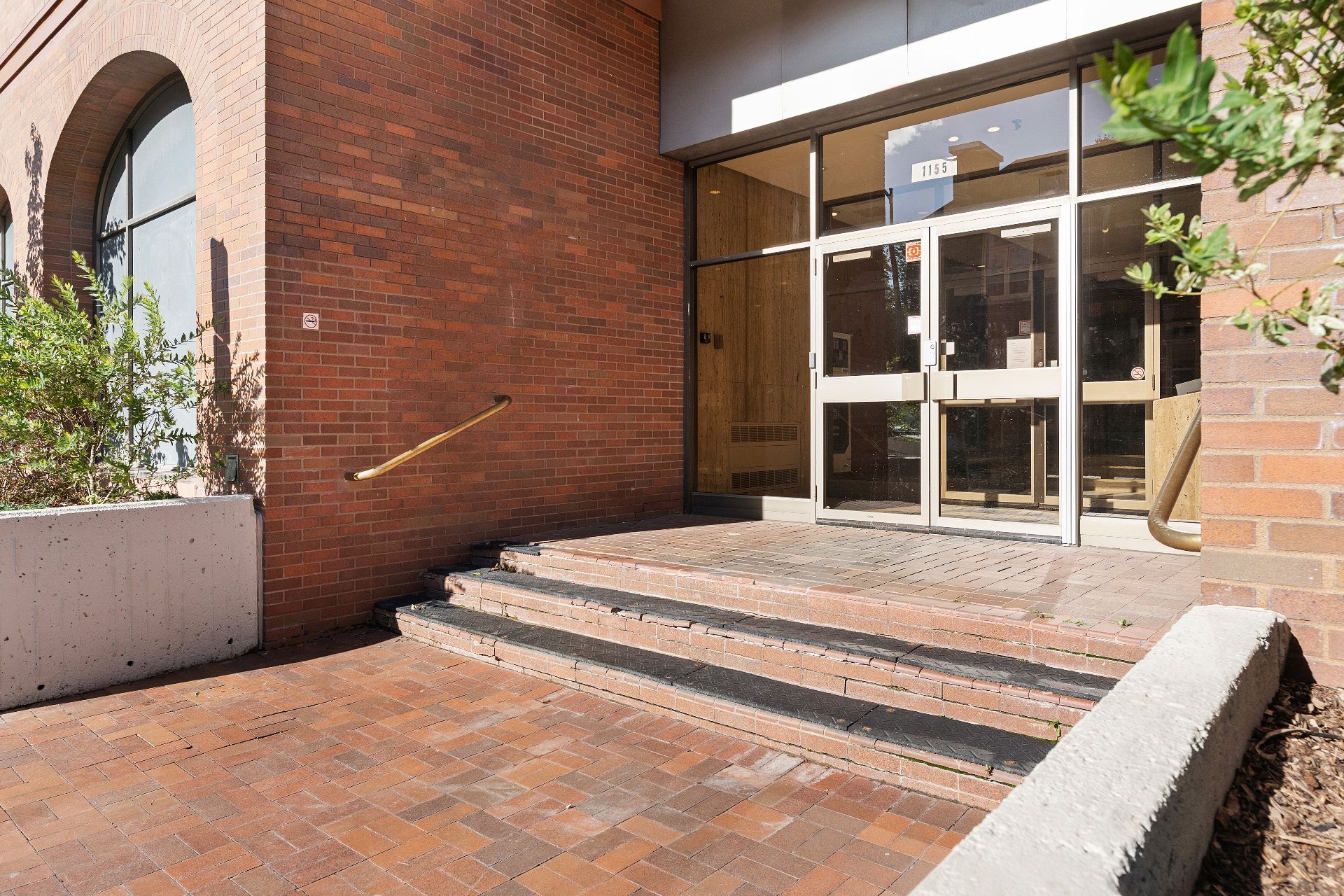 1155 Av. Turnbull (#210) — photo 2