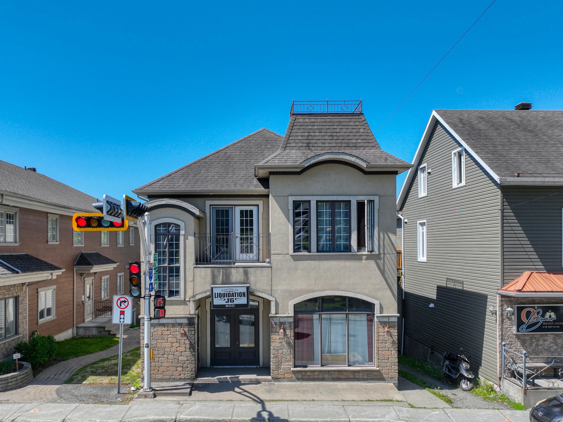 798-802 Av. du Palais — photo 1