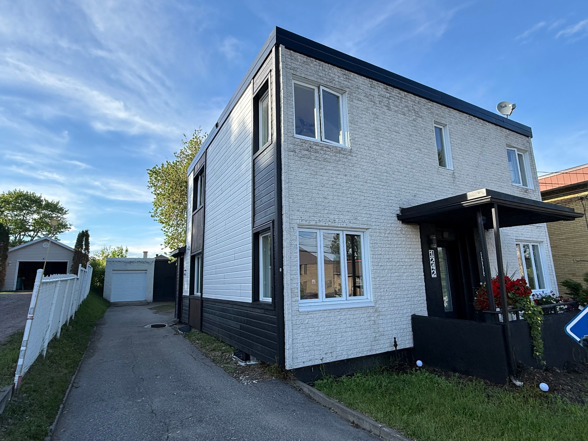 1242Z-1244Z 2e Avenue — photo 1