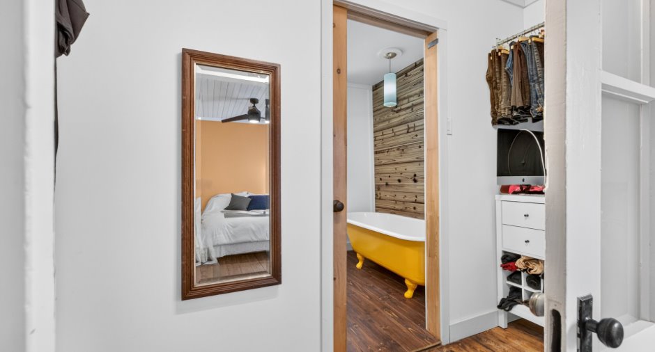 Walk-in closet