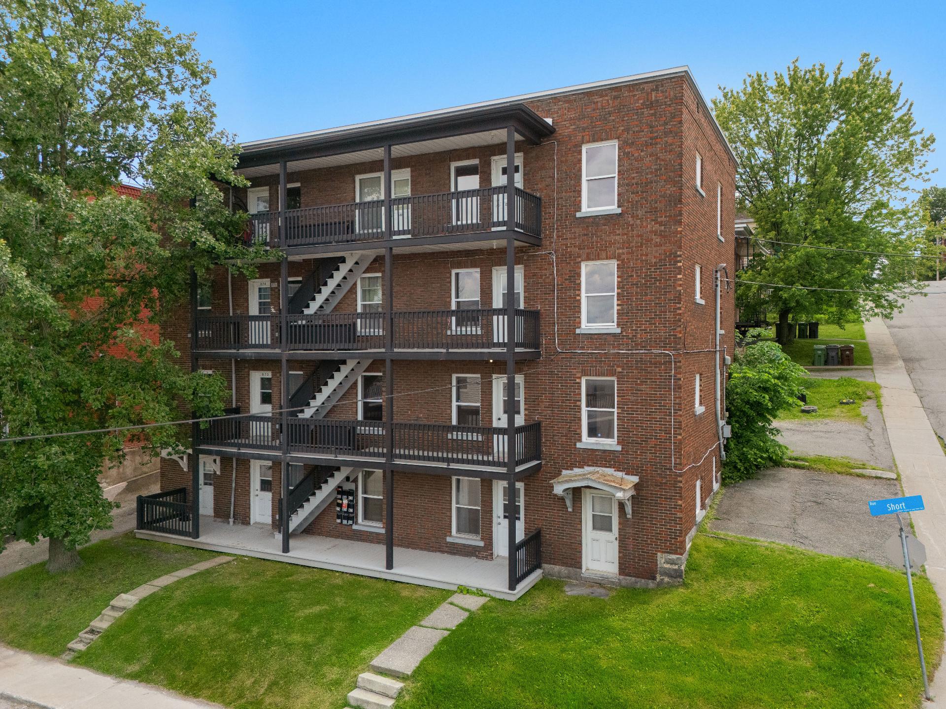 866-882 Rue Short — photo 1