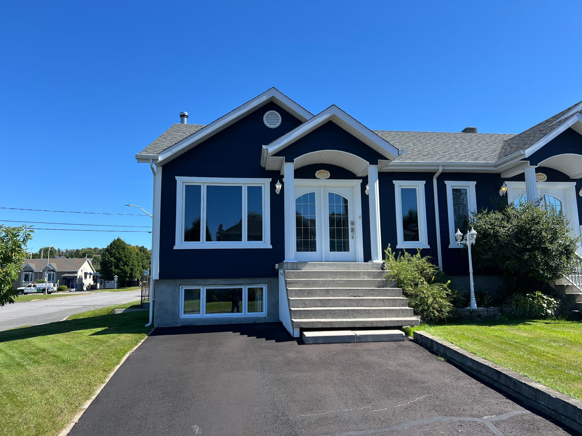 1295 Av. des Coquelicots — photo 1