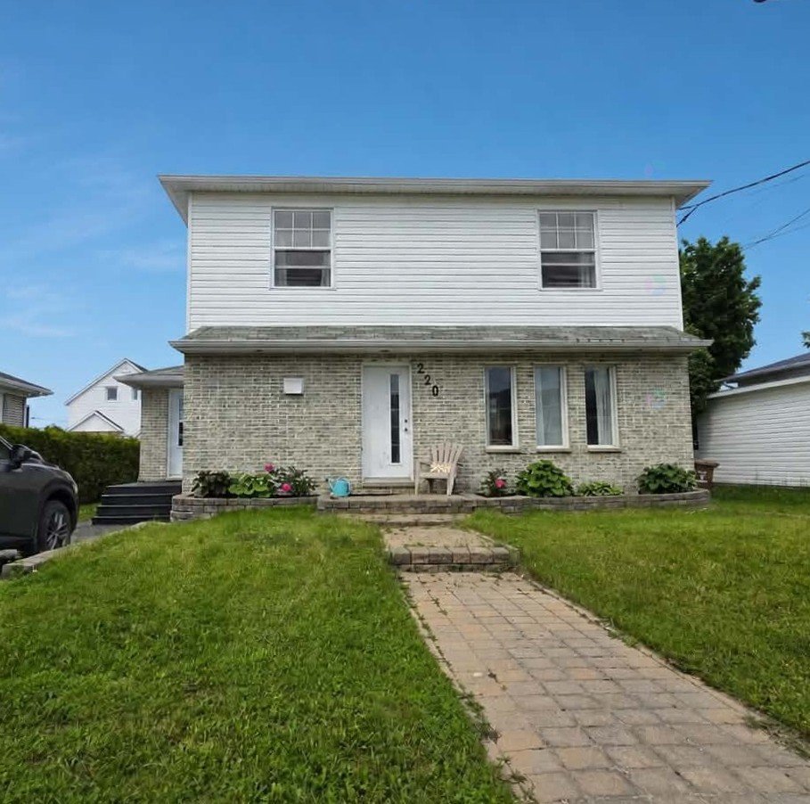 220 Rue Boucher — photo 1