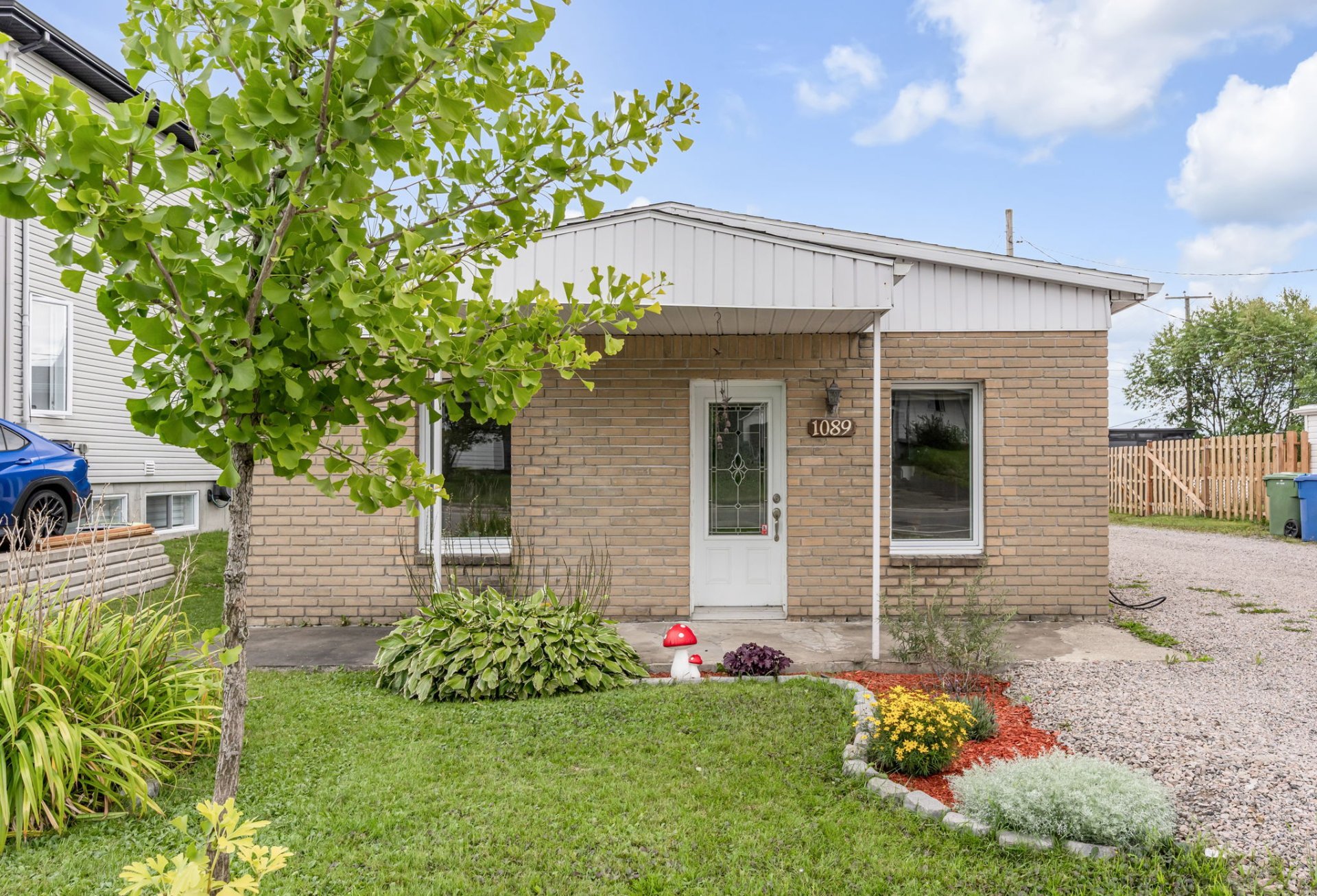 1089 Av. de la Montagne E. — photo 1