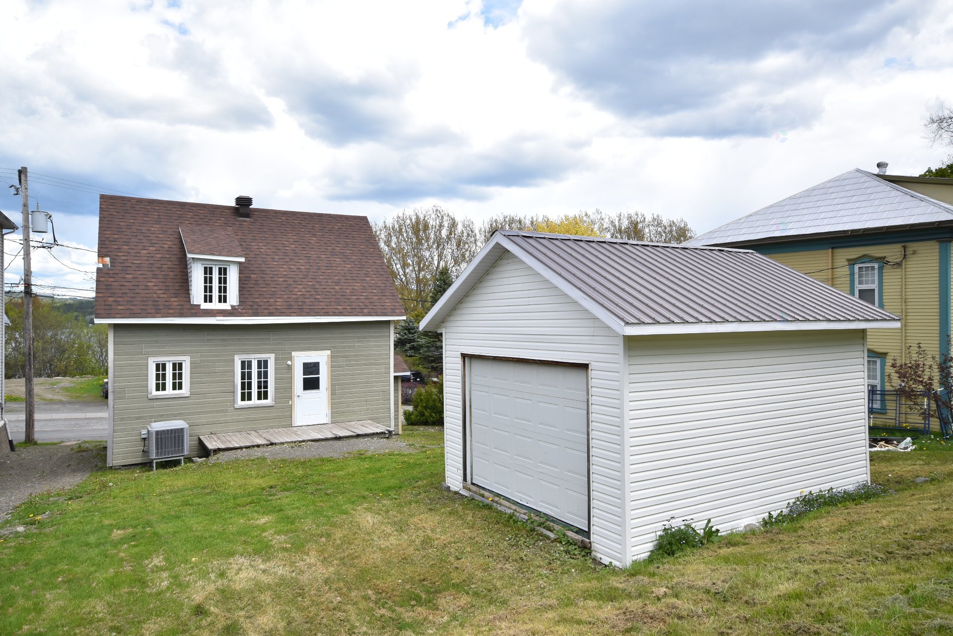 2460 Rue Commerciale S. — photo 3
