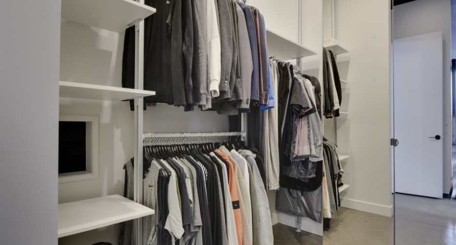 Walk-in closet