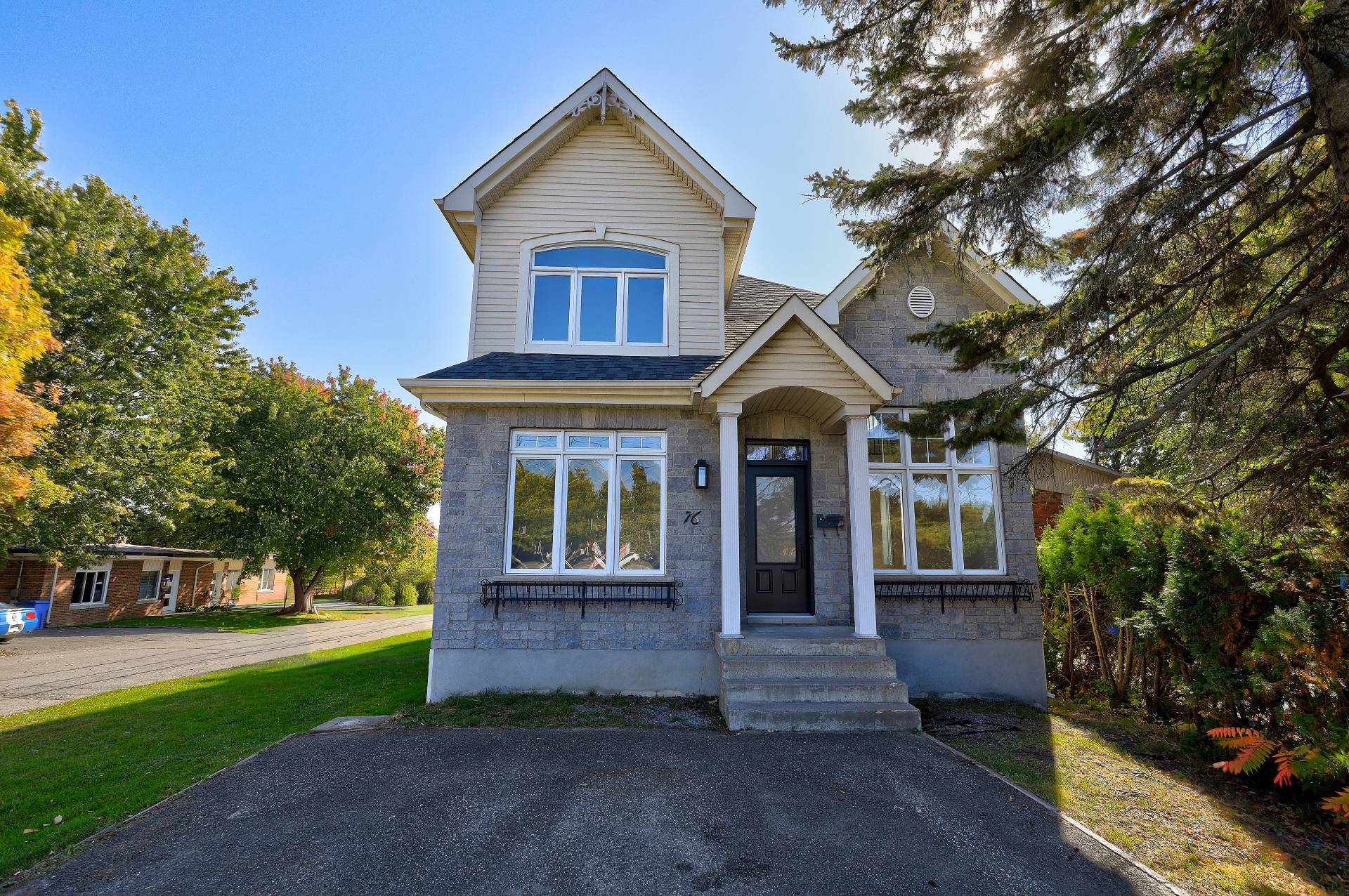 76 Boul. Lacombe — photo 1