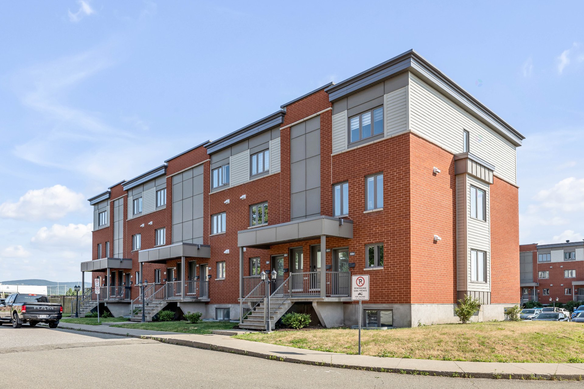 2526 Av. Charles-De Foucauld — photo 1