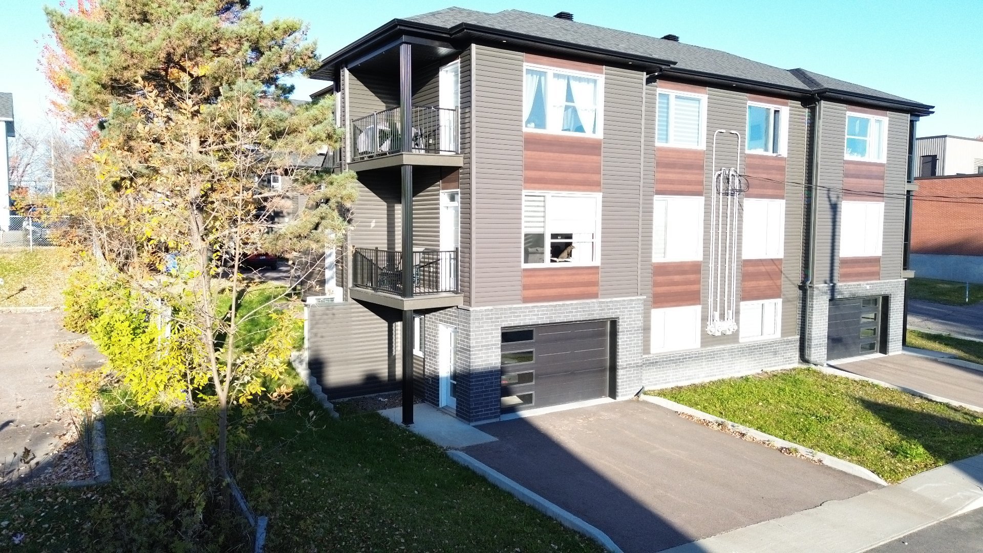 2094 Rue St-Elzéar — photo 1