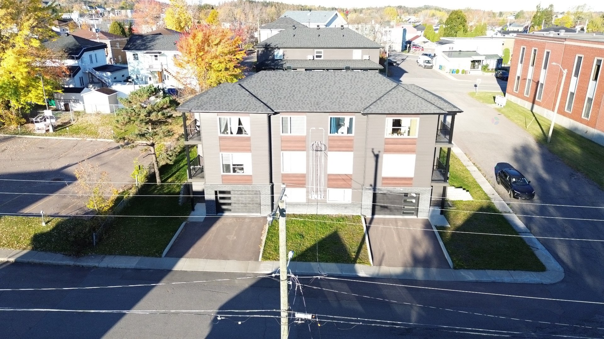 2094 Rue St-Elzéar — photo 2