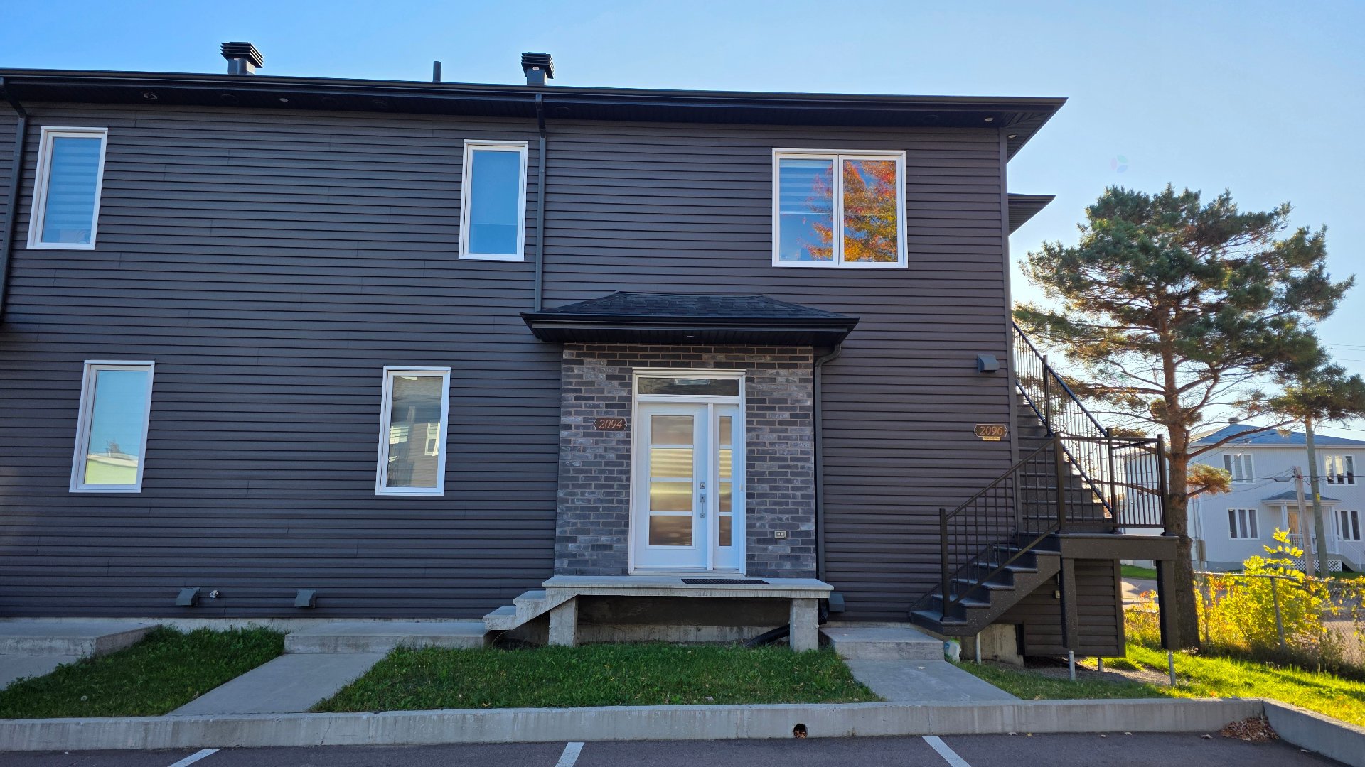 2094 Rue St-Elzéar — photo 3