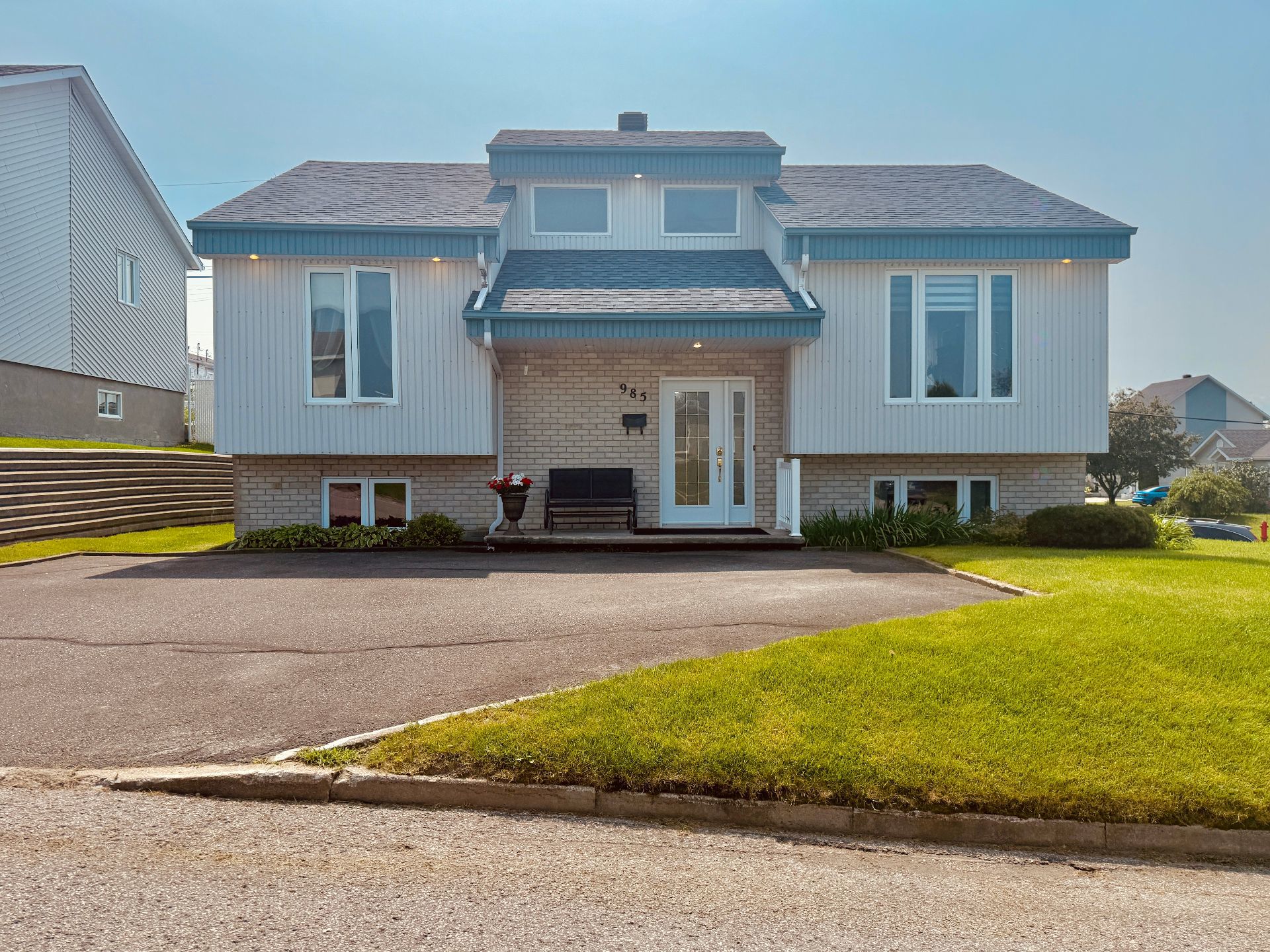 983-985 Av. Robert-Jean — photo 1