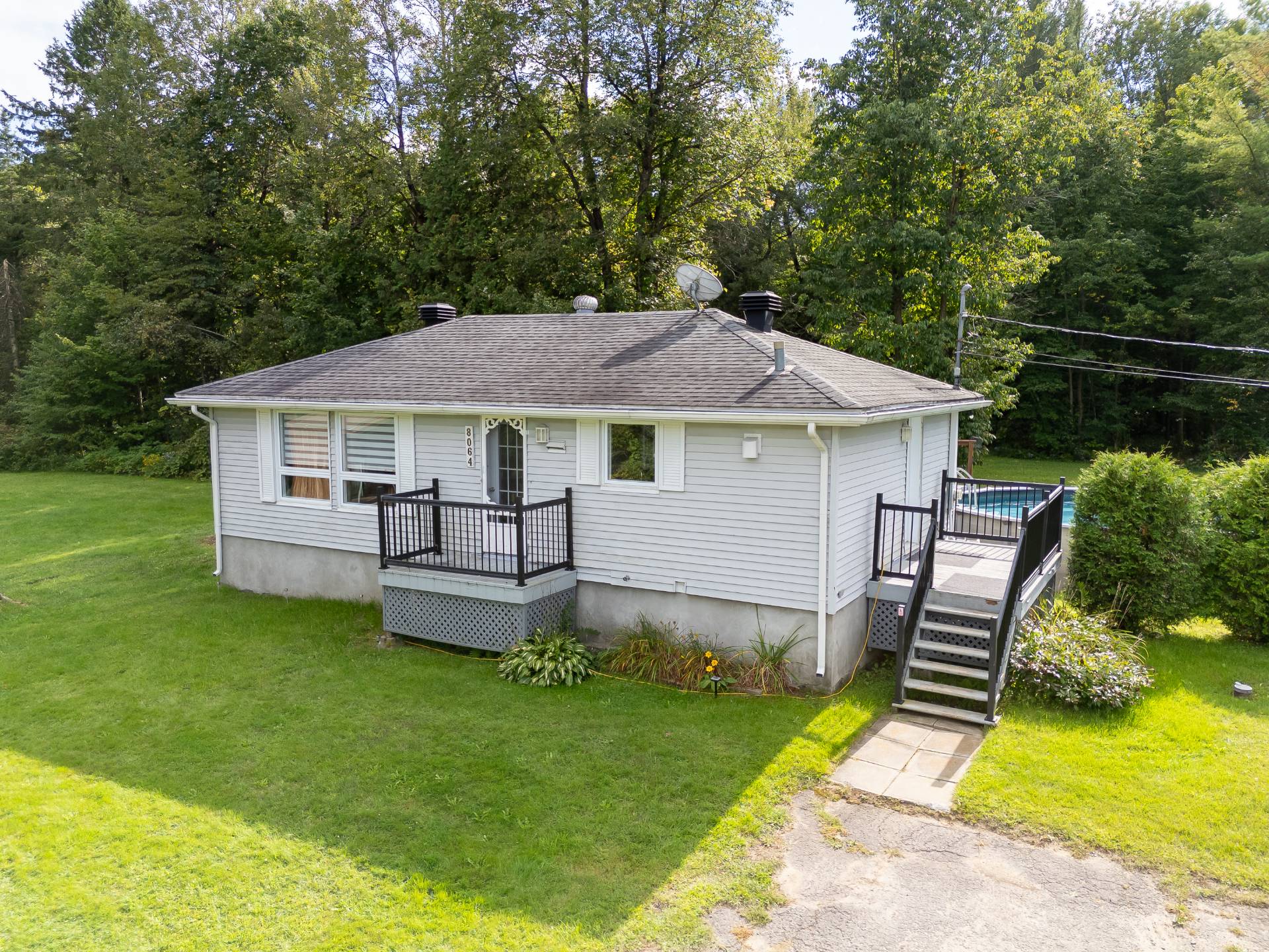 8064 Route Sir-Wilfrid-Laurier — photo 1
