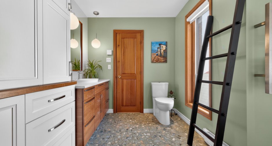 Ensuite bathroom