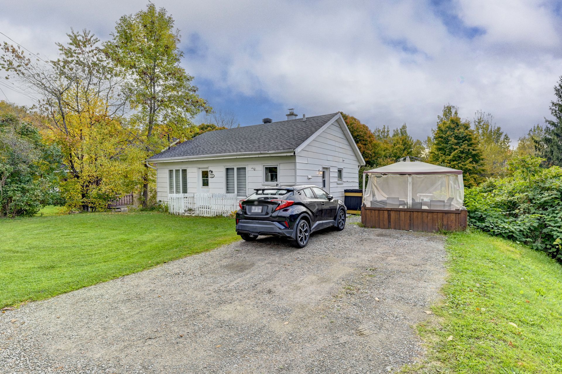 1469 Av. de la Montagne O. — photo 1